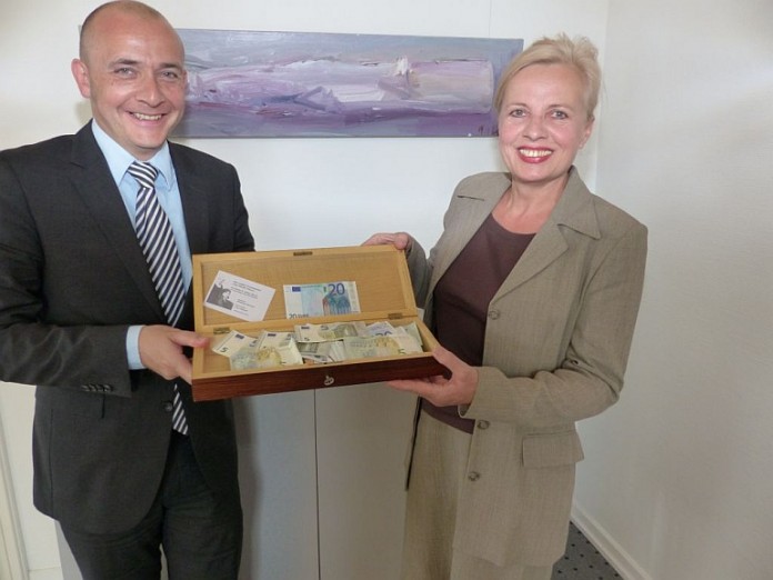 Oberbürgermeister Dr. René Pöltl und Martina Netzer bei der Spendenübergabe.
